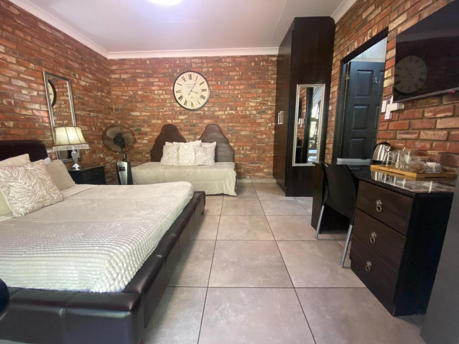 Aloe Guesthouse Клерксдорп Стая снимка